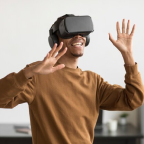 Pessoa utilizando óculos de realidade virtual com gestos interativos.