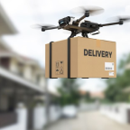 Drone de entrega transportando encomenda em ambiente urbano.